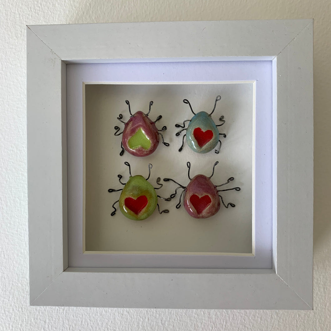Pryfaid cariad yn jiglo / Jiggle love bugs