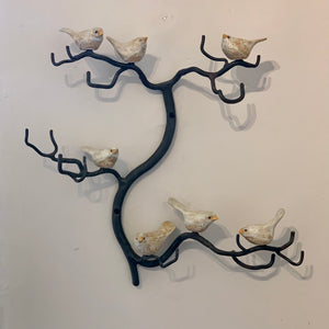 Brigyn prysur, teulu yn ymgynyll / Busy branch, family gathering