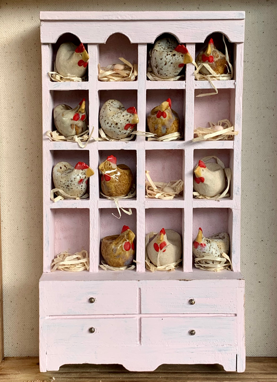 Cywion yn Nresel y Gegin / Bantams in the Kitchen Dresser